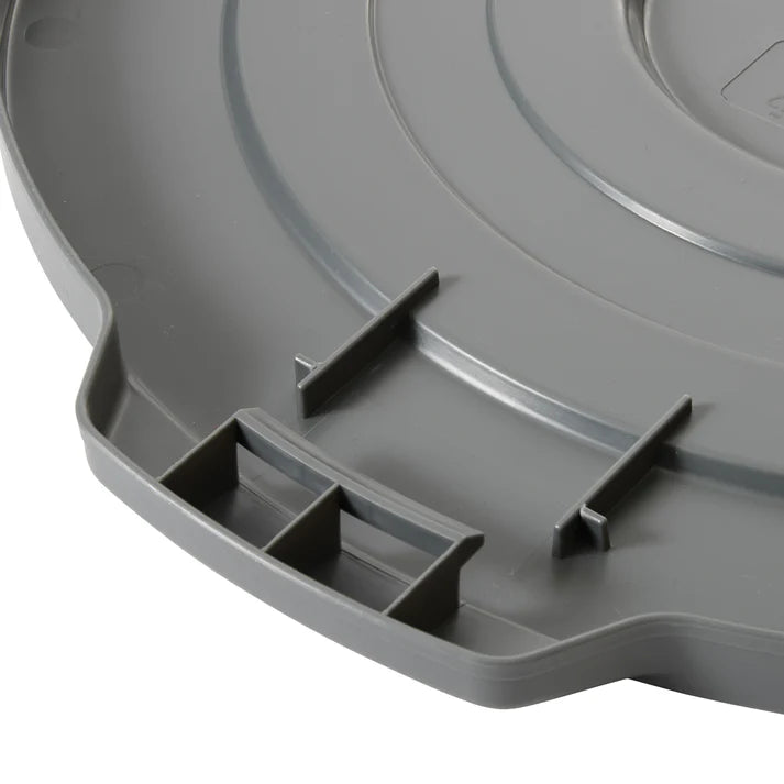 Close-up of a gray HDPE lid for PTC-20G with a raised edge and two vertical ridges. The Winco PTCL-20G lid has a smooth surface with subtle concentric circles and rectangular notches at the bottom left for secure fitting.